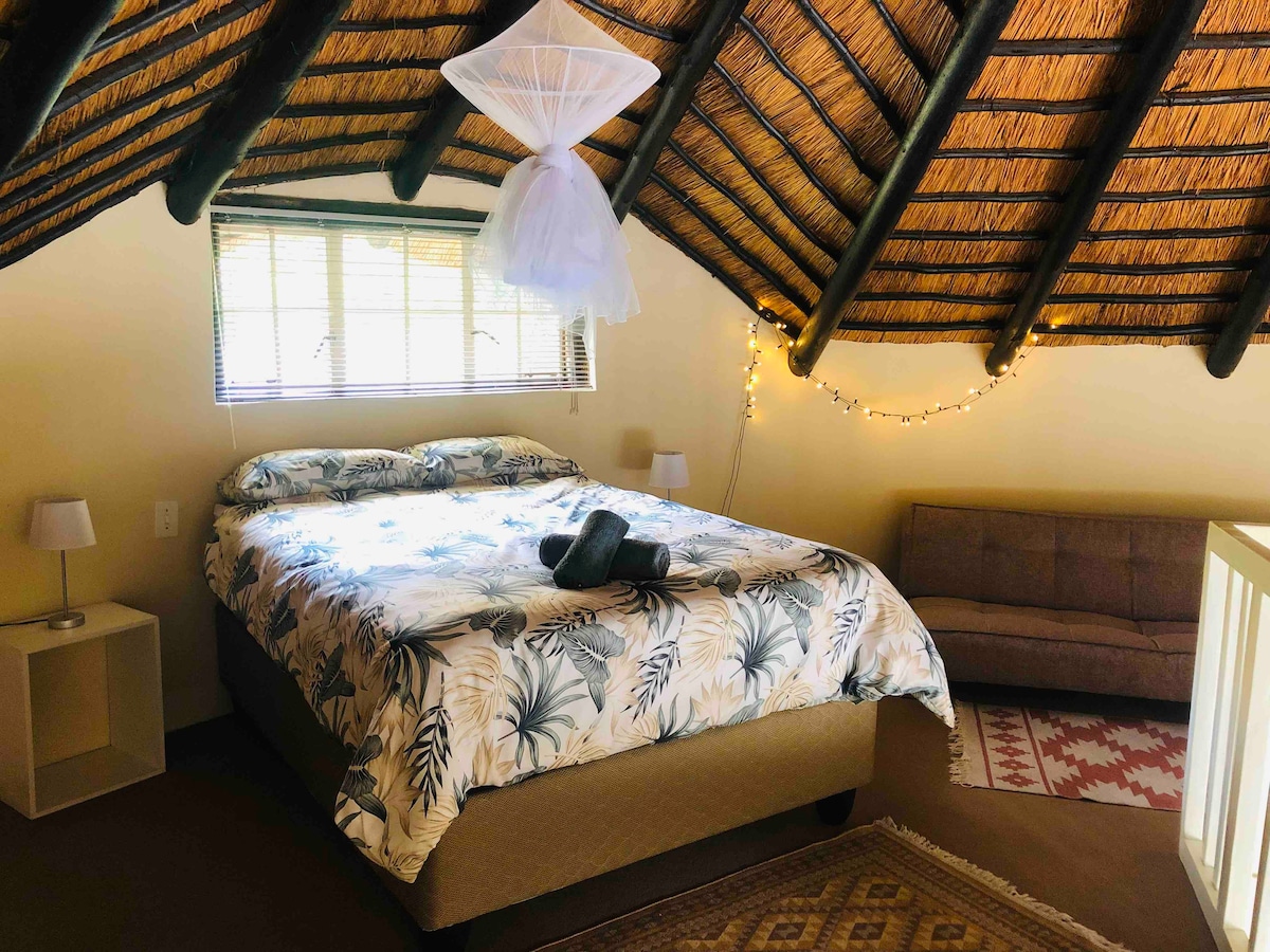 Cama de matrimonio principal en el entresuelo 