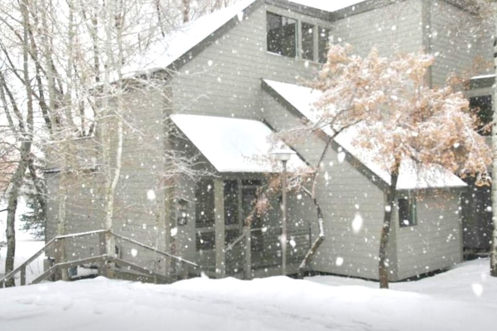Fantastic Location this great Townhome ("StarCrest") is a 3 minute walk to the silver star ski lift at park city!