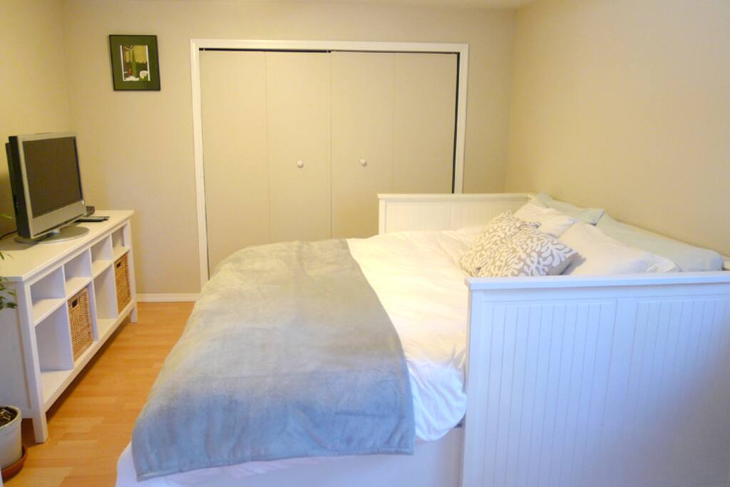 Cosy King size bed with hypo-allergenic pillows & duvet and high thread count linens.