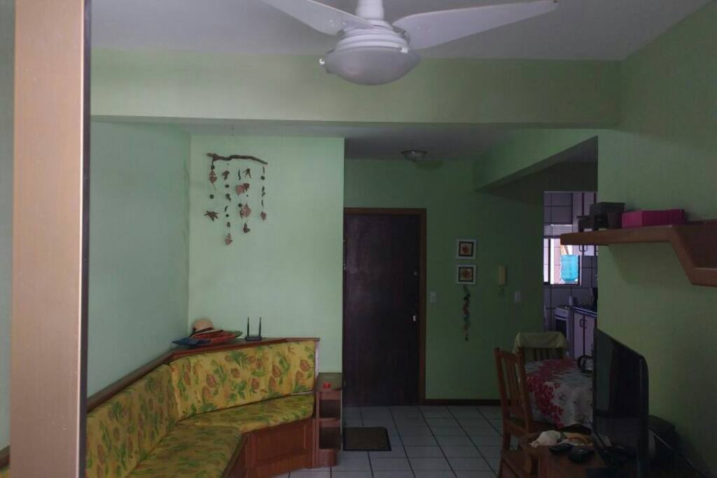 Sala de estar e porta de entrada