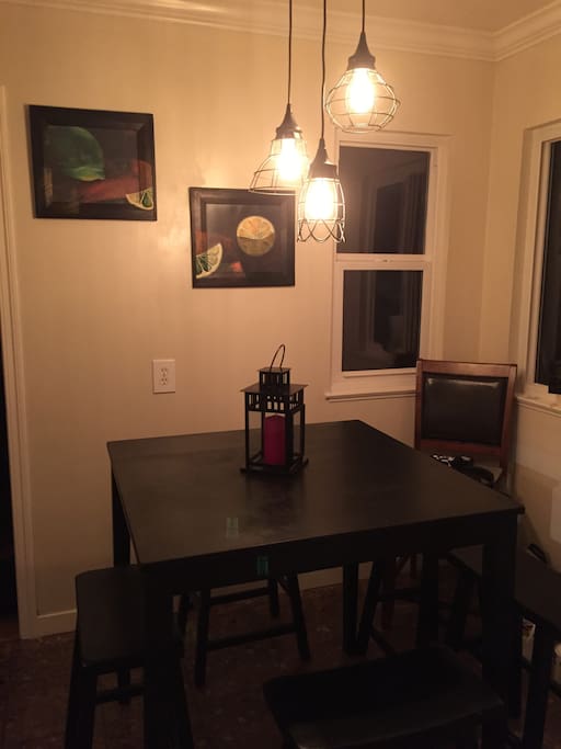 Cozy Breakfast table in the Kitchen!
