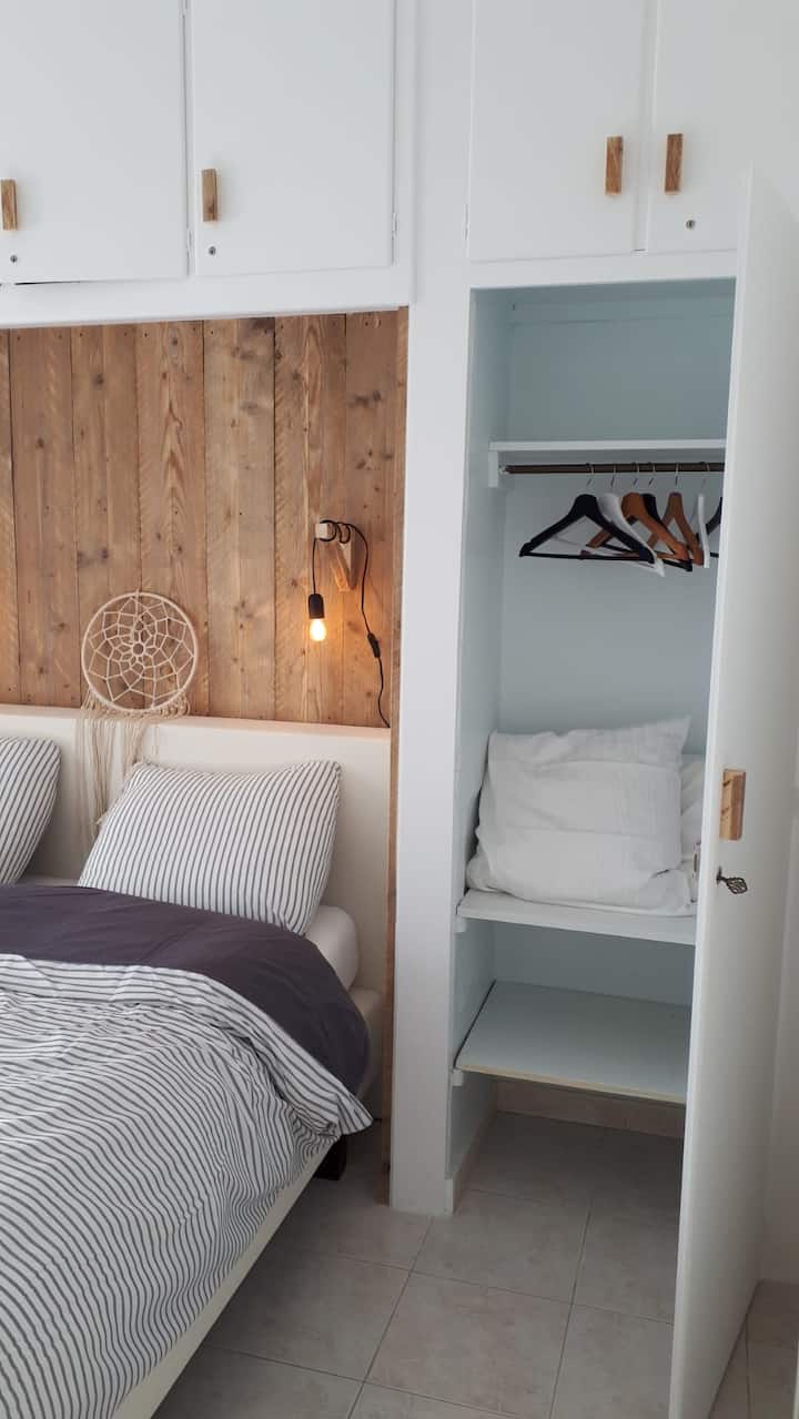 Veľká spálňa s 2 pružinovými posteľami a dostatkom priestoru v skrini