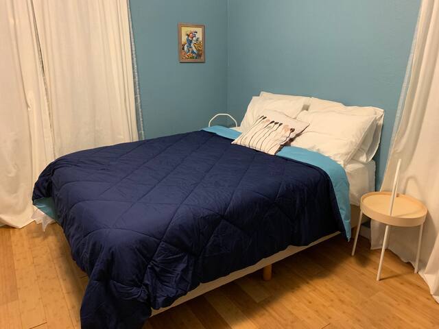 Room and Private Bath by UCD Med Center w/ Bikes!