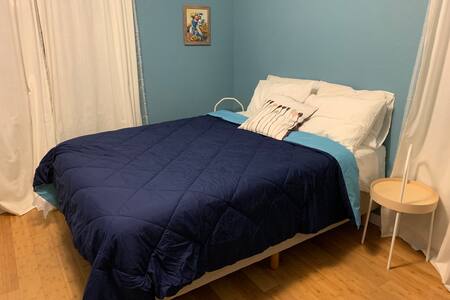 Room and Private Bath by UCD Med Center w/ Bikes!