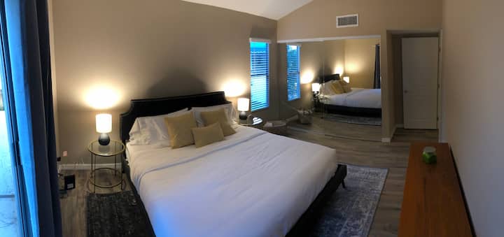 ห้องนอนใหญ่พร้อมห้องเสื้อผ้าที่มีกระจก