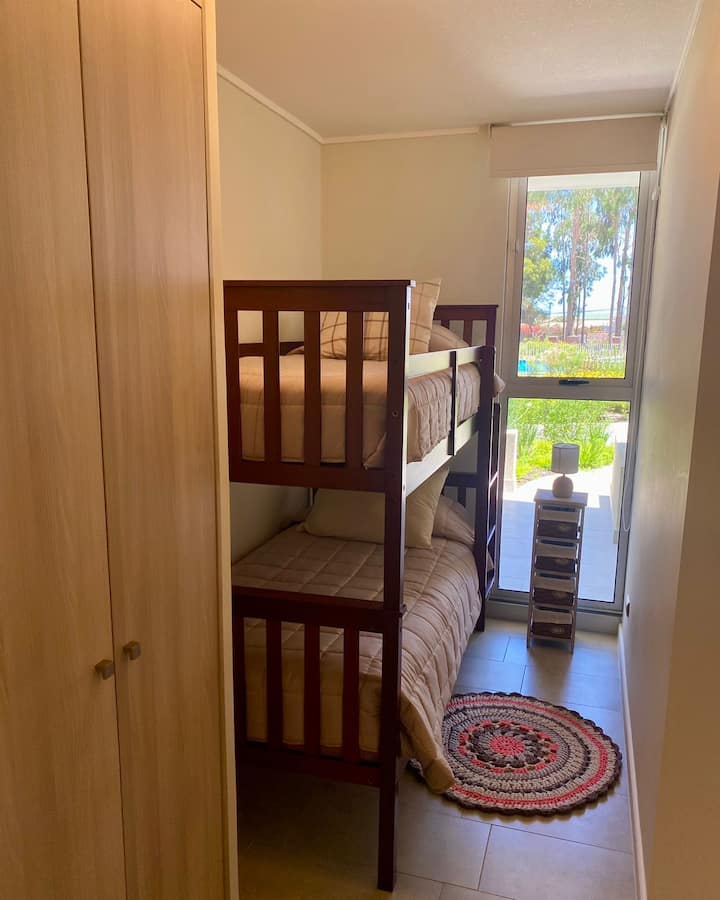 Treća spavaća soba, kreveti s 1 sjedećom garniturom i ormarom. Sve spavaće sobe imaju dodatne deke