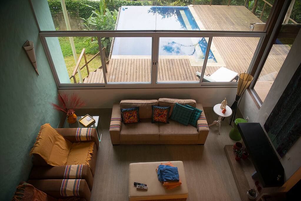 Sala de estar com a piscina ao fundo