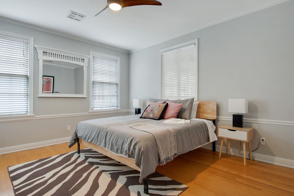 Chambre 5. Lit King.  (Non illustré : Roku TV.)