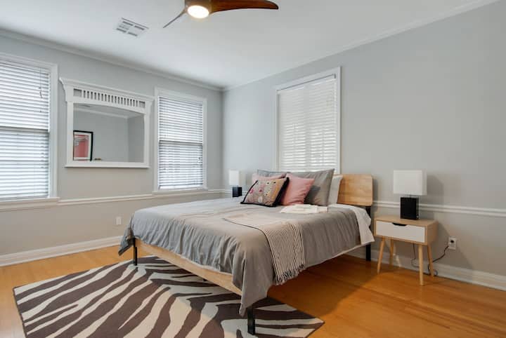 חדר שינה 5. מיטת קינג סייז.  (לא בתמונה: Roku TV.)