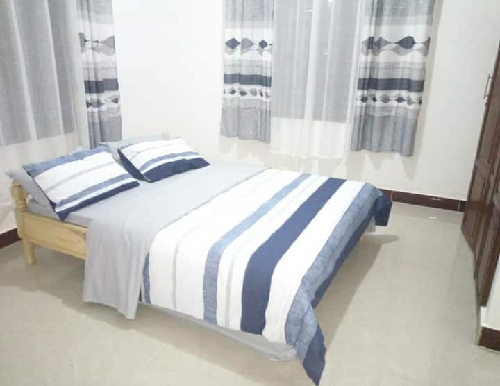 เตียงควีนไซส์ในห้องนอนใหญ่ 