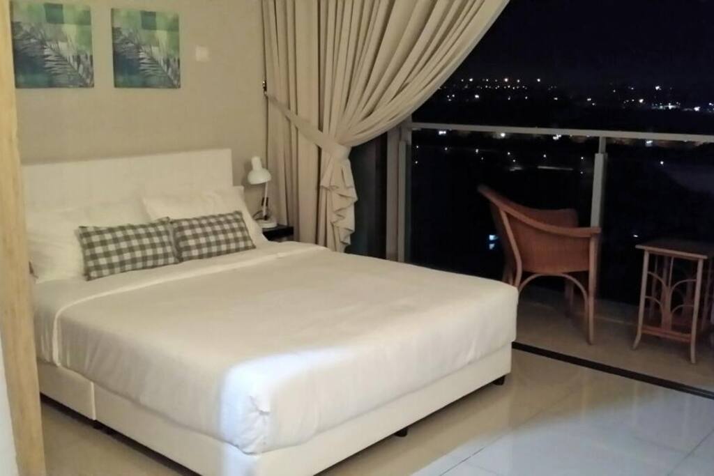 Sleep comfortably with thi Queen size beds.