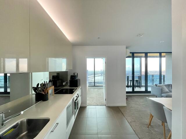 Spectacular Views from 39 Floors Up. Corner Block. gallery image 5