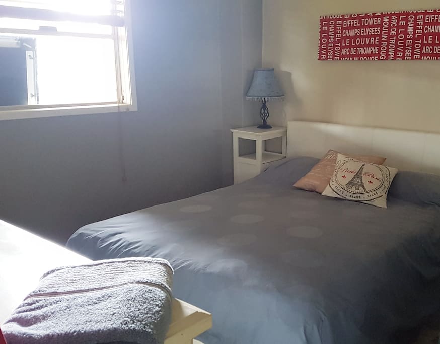 Room 1 downstaires, double bed