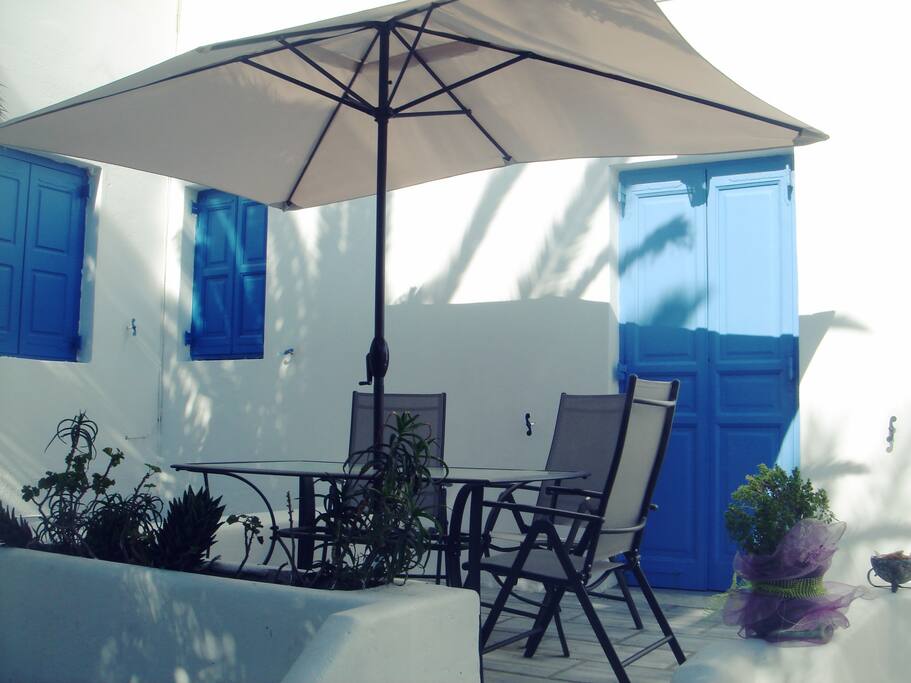 Enjoy your meal in a relaxing atmosphere under the palms