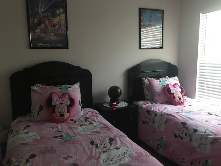 ห้องนอนเตียงแฝดธีมดิสนีย์ (ผ้าปูที่นอนอาจแตกต่างกันไปในแต่ละรูปเนื่องจากเรามีการเปลี่ยนแปลง)