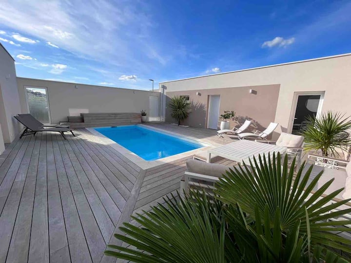 House with pool and hot tub - close to beach