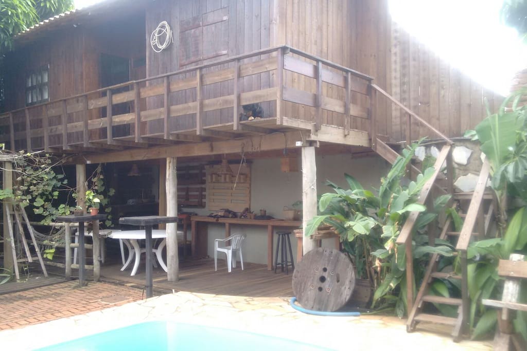 quiosque abaixo da casa da arvore