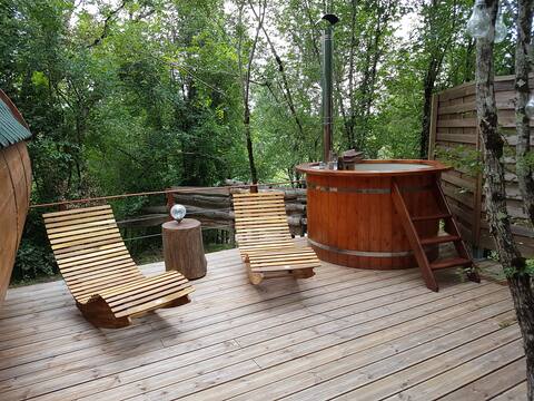 Unusual TERRA gite with private bath.