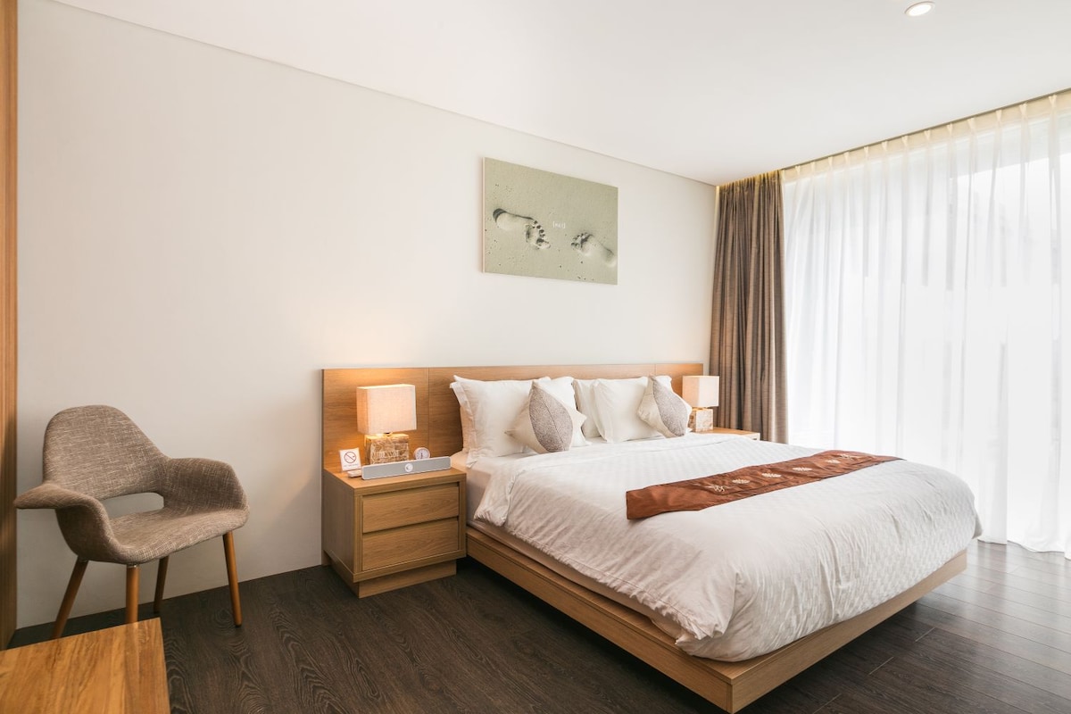 2つ目のベッドルームにはキングサイズのベッドがあります。