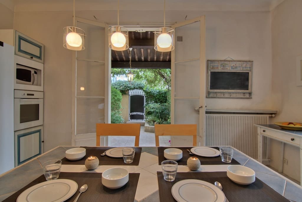 Au fond le portail d'entrée de la maison