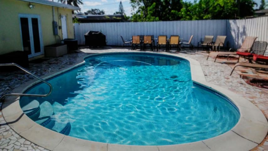Large Pool Villa 5Br/3 bth sleeps 16+/BEACH/BBQ