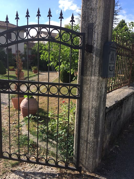 cancello con anche un ingresso pedonale