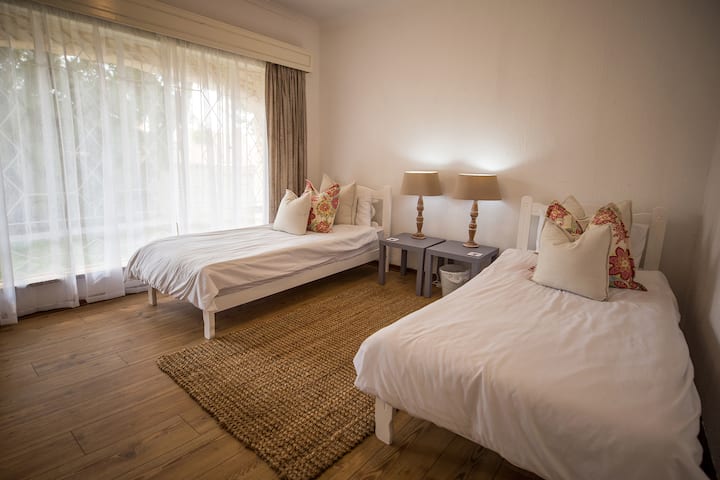 Spavaća soba 2 s 2 kreveta za jednu osobu