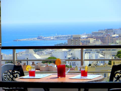 Successful Airbnb property: Spacious, sunny ap. in the center (La Nogalera) in Torremolinos