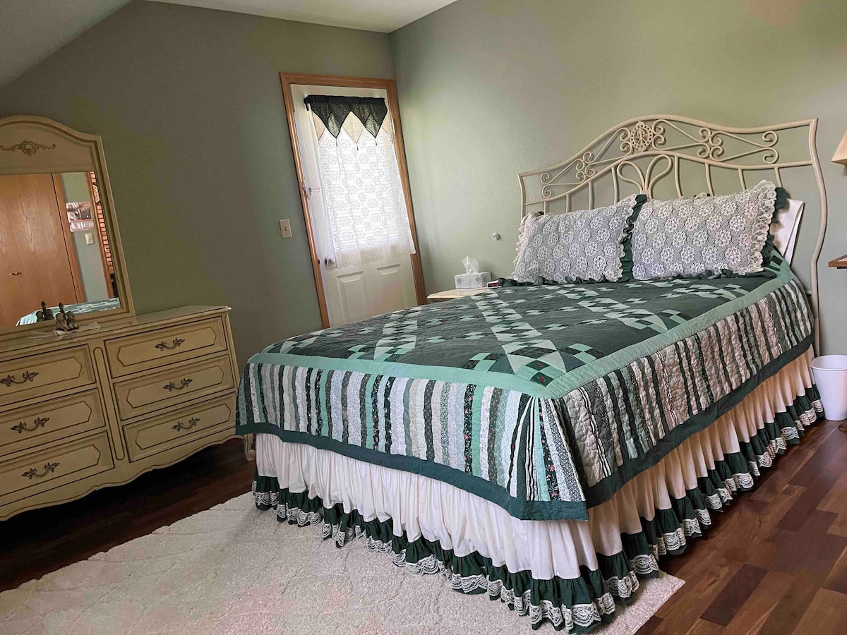 ห้องนอนชั้นบน “ห้องผ้าห่ม”เตียงควีนไซส์ ห้องนี้มีเตียงเด็กเล็กพื้นฐานให้บริการ