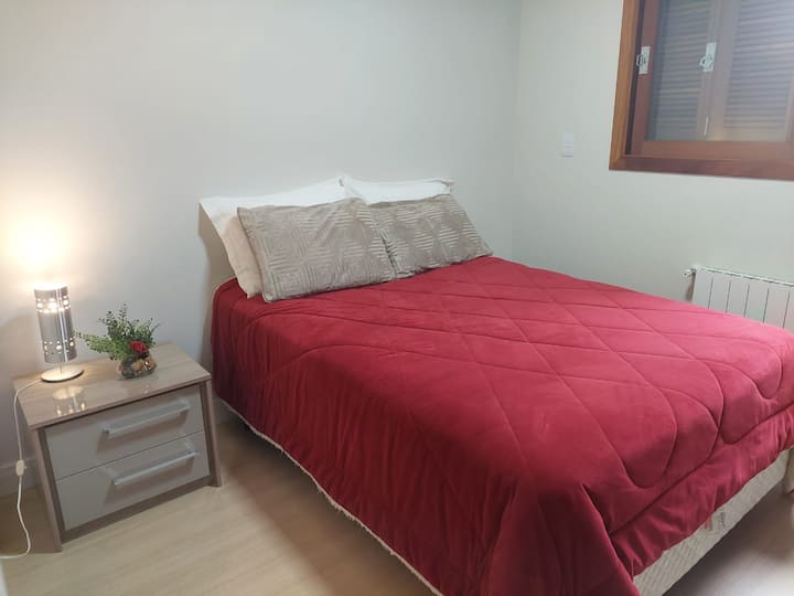 3°quarto cama de casal,  ar-condicionado, janela com venezianas e espaço para malas. Ideal para famílias.