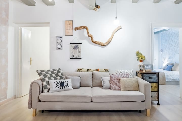 Stylish and quiet next to Plaça Catalunya!