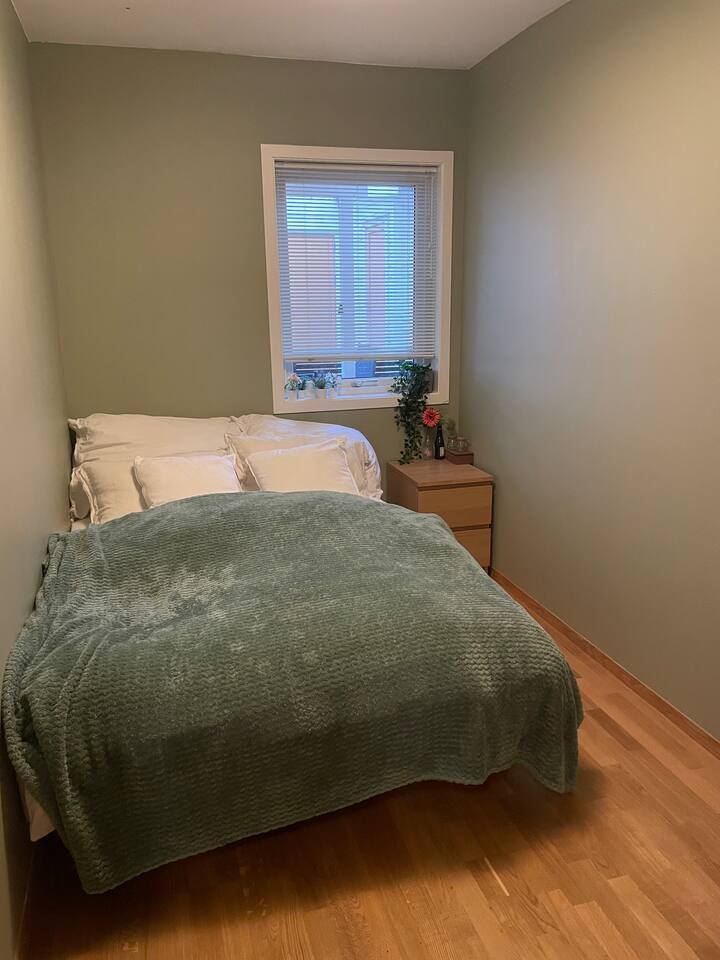 Chumba cha kulala chini na kitanda cha sentimita 150