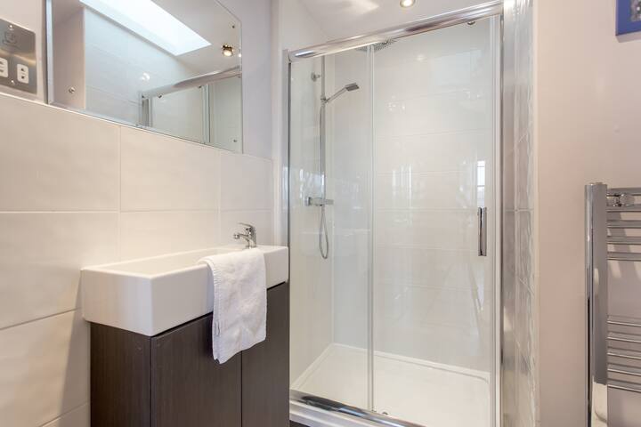 4 Bedroom City Centre Penthouse Sleeps 8 gallery image 4