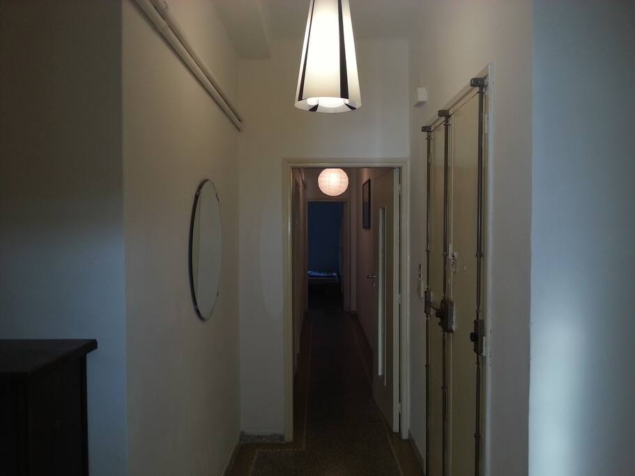 INGRESSO CON CORRIDOIO LUNGO A DESTRA VERSO IL BAGNO