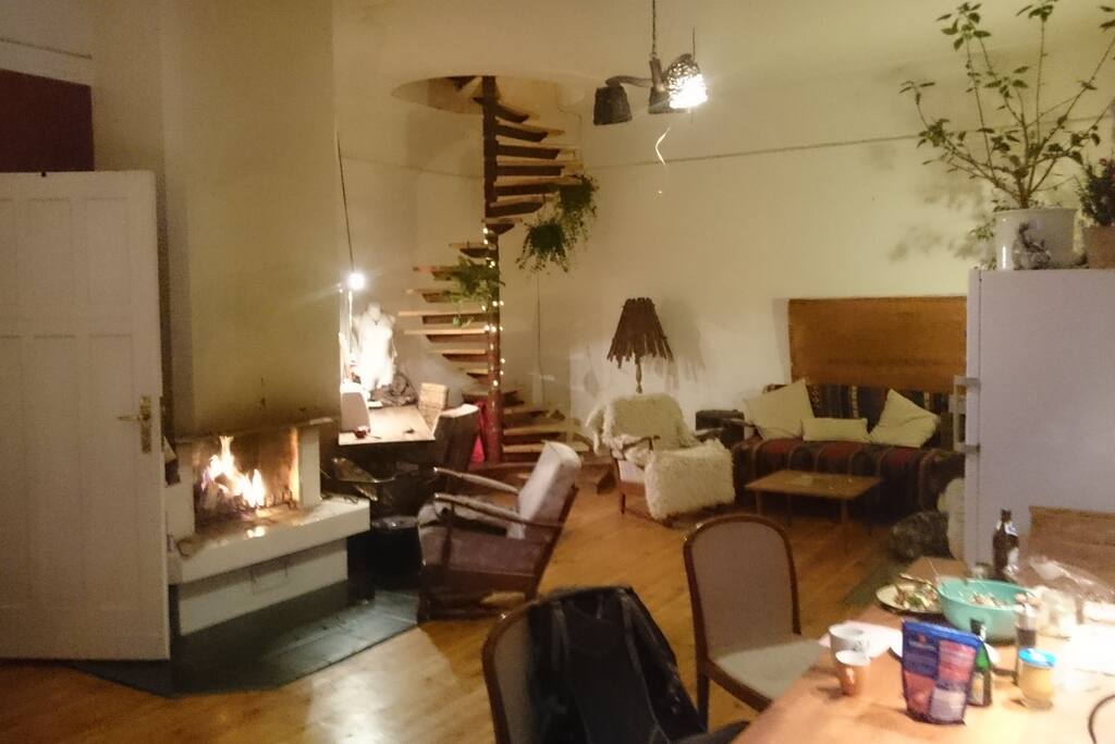 Die Wohnküche mit Kamin und Gartenzugang.