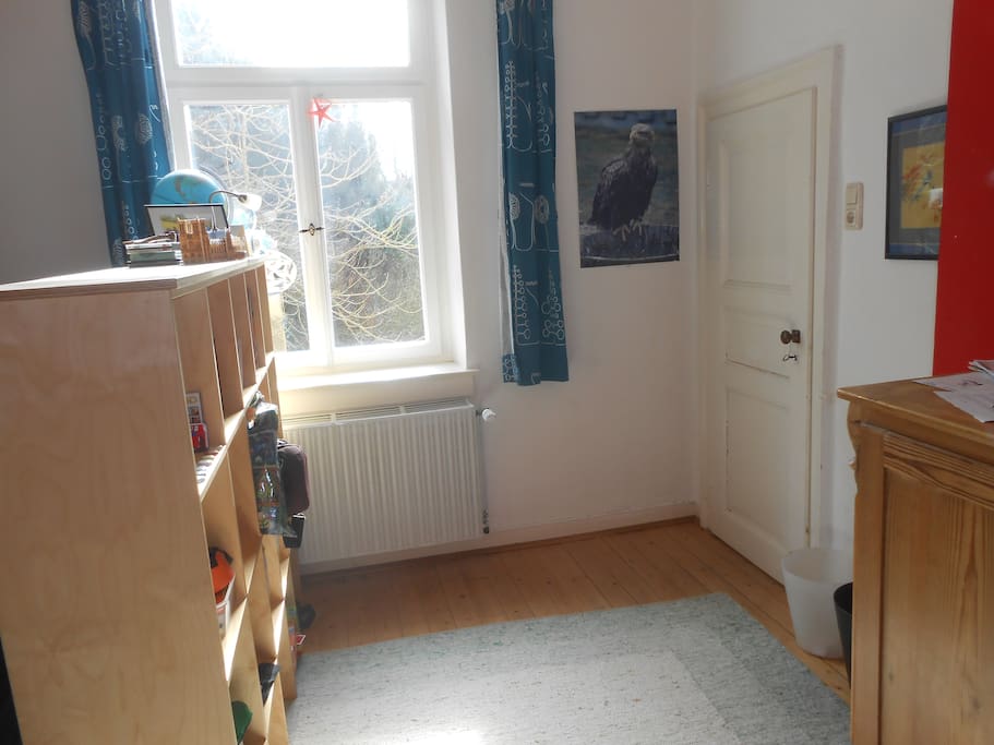 Zimmer mit anschließender kleiner Waschgelegenheit rechts/Room with nereby washing facility right hand side
