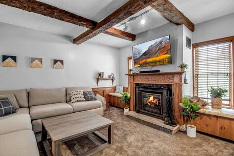 House Clarke -Hot Tub, outdoor space, walkable!