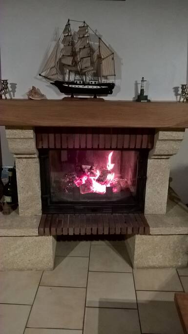 En hiver pour votre arrivée nous vous préparons un feu de cheminée.