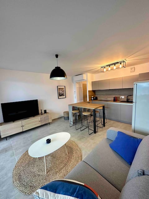 Successful Airbnb property: New 2 bedroom, very nice sea view overlooking the city in Ajaccio