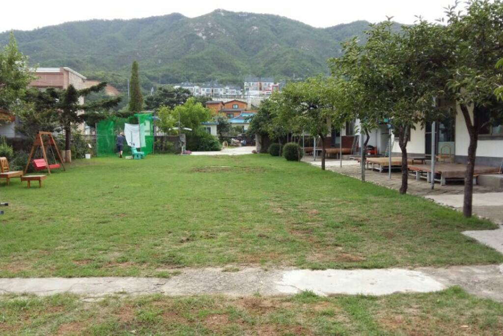 항시 사용한 마당입니다. 바베큐, 야외 활동등을 즐길수 있죠