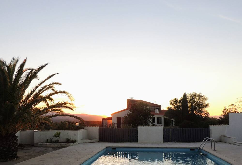 Coucher de soleil sur la piscine