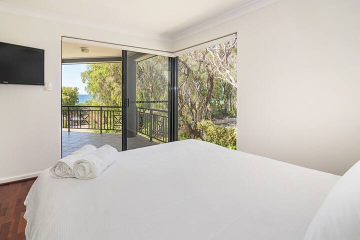 Absolute OCEAN FRONT Apartment – Sleeps 8 gallery image 4