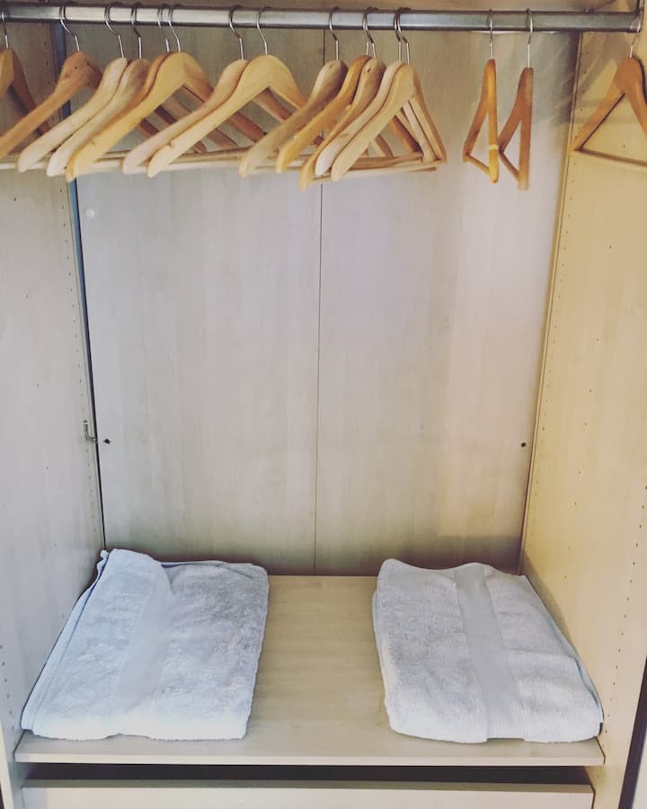 Spazio nell'armadio con asciugamani bianchi freschi