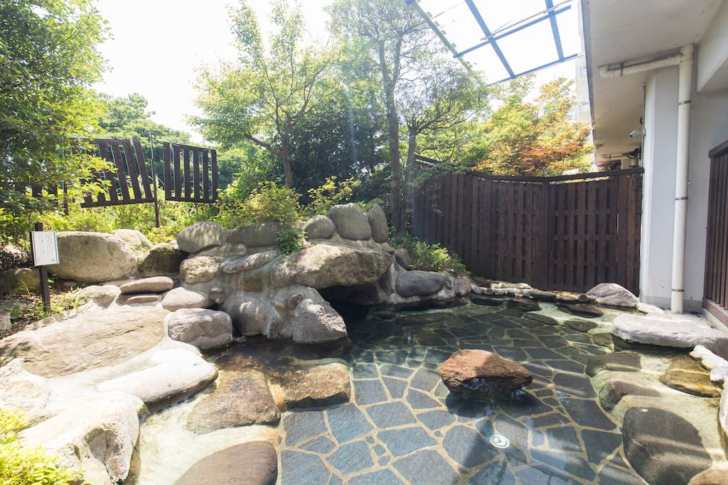 Natural hot springs on the 1st floor