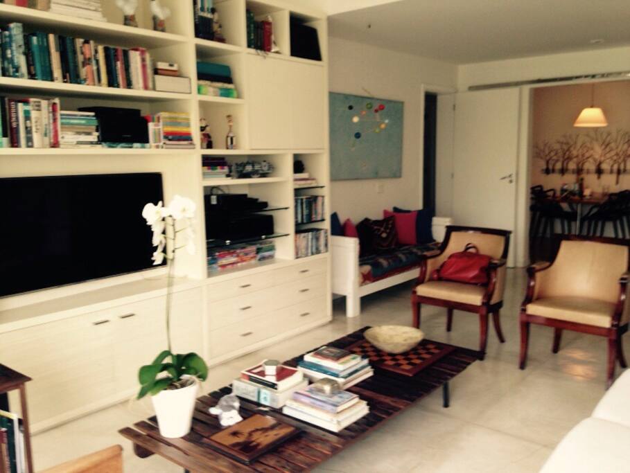 Ampla sala com vista para a Praça Nossa Senhora da Paz