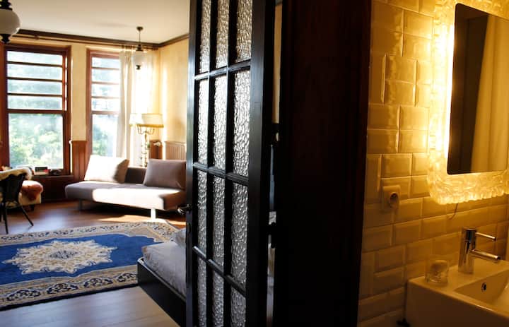 výhľad z kúpeľne do priestoru na posedenie v spálni