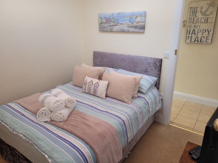 Druga spavaća soba s bračnim krevetom i TV-om. Posteljina i ručnici su osigurani. 