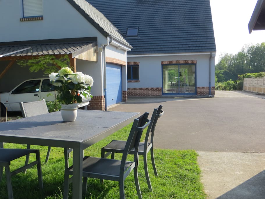 petit espace de verdure avec son salon de jardin