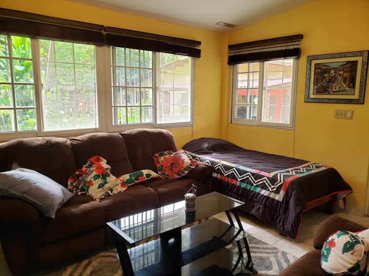 Si una familia desea alojamiento para una quinta persona, colocamos una cama individual en la sala de estar, como se muestra aquí.  