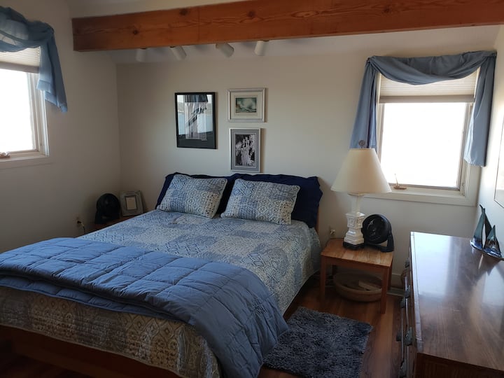 3号卧室位于二楼，配有标准双人床。